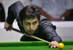 advani leads the way to last 16