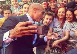 wwe superstar dwayne johnson sets selfie world record 105 in 3 mins