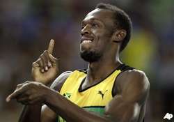 usain bolt showboats way to 200 final at worlds