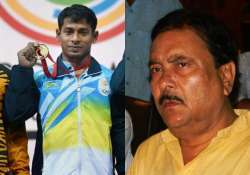 wb sports minister promises rs 5 lakh for sukhen dey