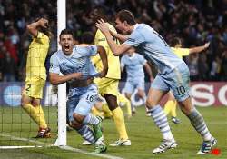 aguero strikes late city beats villarreal 2 1