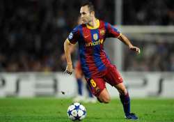 andres iniesta skips practice with leg discomfort