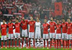 benfica pay rich tribute to eusebio with 2 0 win over porto