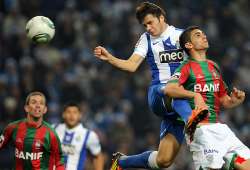 fc porto beats 10 man maritimo 2 0 in portugal