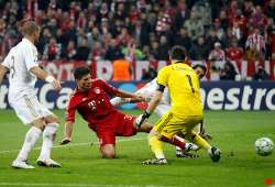 gomez s late goal leads bayern past real