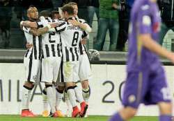 juventus beats fiorentina 3 2 but left waiting for title