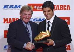 suarez receives golden boot eyes barcelona debut