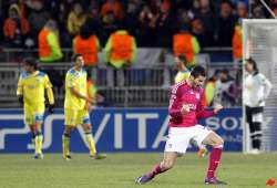 lyon beats apoel nicosia 1 0 in champions league