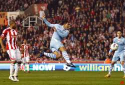 manchester city draws at stoke drops 2 points in title race