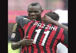 mario balotelli leads ac milan to 5th straight win