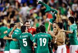 mexico beats honduras 2 1 in concacaf final