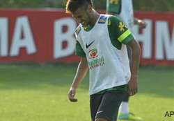 neymar hurt in practice but should play friendly