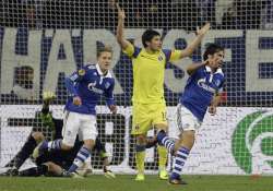 raul sends schalke into europa league s last 32