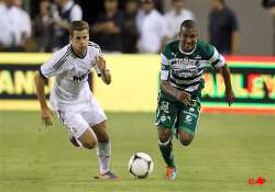 real madrid beats santos laguna 2 1