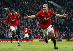 scholes goal helps man united beat bolton 3 0