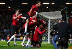 united extends lead by winning 2 0 at blackburn