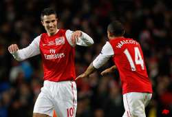 van persie rescues 1 0 win for arsenal vs everton