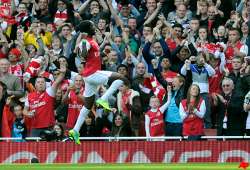 van persie rescues arsenal in 3 1 win over stoke