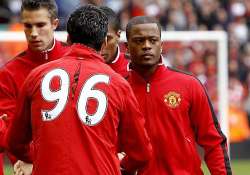 van persie gives man united 2 1 win over liverpool