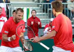 austria wins doubles to reduce spain s lead to 2 1