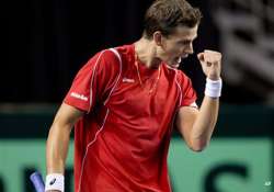 canada takes 2 1 lead over italy in davis cup