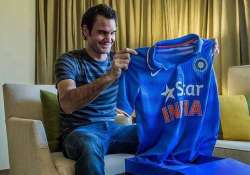 roger federer seeks apology over his bleed blue photo