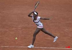 venus williams joins serena on sideline in paris