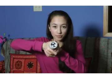 15 year old girl invents flashlight powered by heat from hands