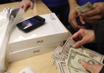 apple has 137 billion in cash here s what it can do with it