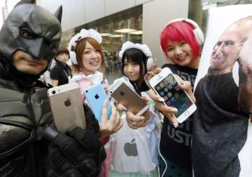 apple launches iphone 5s and 5c worldwide see pictures