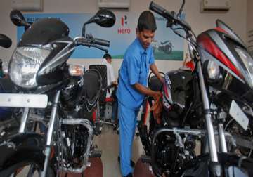 delhi auto expo 2014 hero motocorp unveils two new 100 cc motorbikes