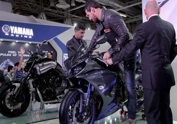 auto expo 2014 john abraham endorses yamaha motorbikes