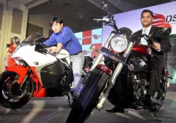 dsk hyosung launches two super bikes aquila pro and gt650r 2013