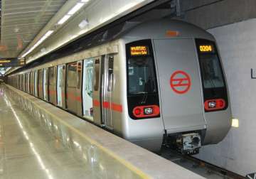 delhi metro installs top up machine for smart cards