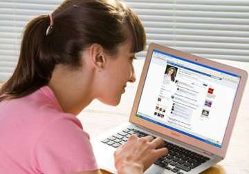 facebook leading women to eating disorders survey