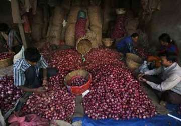 food minister seeks ban on onion exports before allowing imports