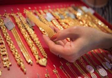 gold declines on increased stockist selling global cues