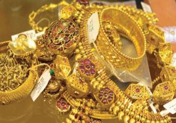 gold extends losses on stockists selling global cues