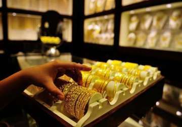 gold falls on eve of diwali due to weak global cues