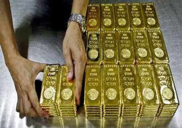 gold falls on reduced offtake weak global cues