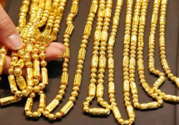 gold falls on sluggish demand at higher levels global cues