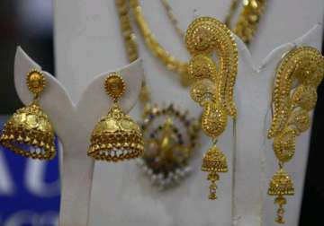 gold falls on stockists selling global cues