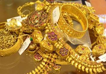 gold falls on stockists selling weak global cues