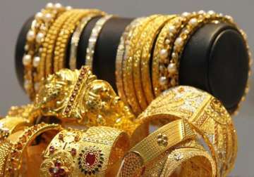 gold maintains downtrend on sluggish demand global cues