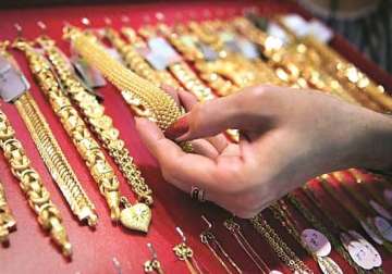 gold price falls for 4th day closes at rs 28 550 per ten gram