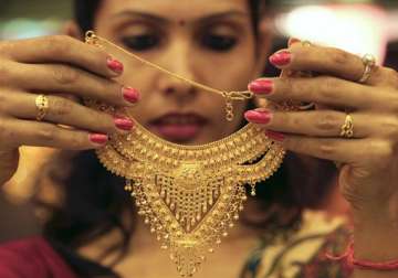 gold price falls to rs 30 100 for fifth day on weak demand global cues