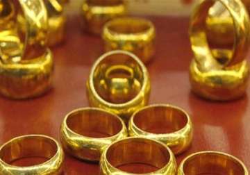 gold prices fall on subdued demand global cues
