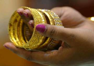 gold prices fall on global cues silver up