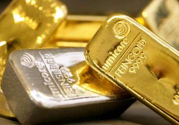 gold silver fall on global cues