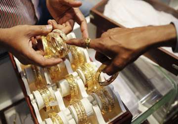 gold tumbles on profit selling lack of demand